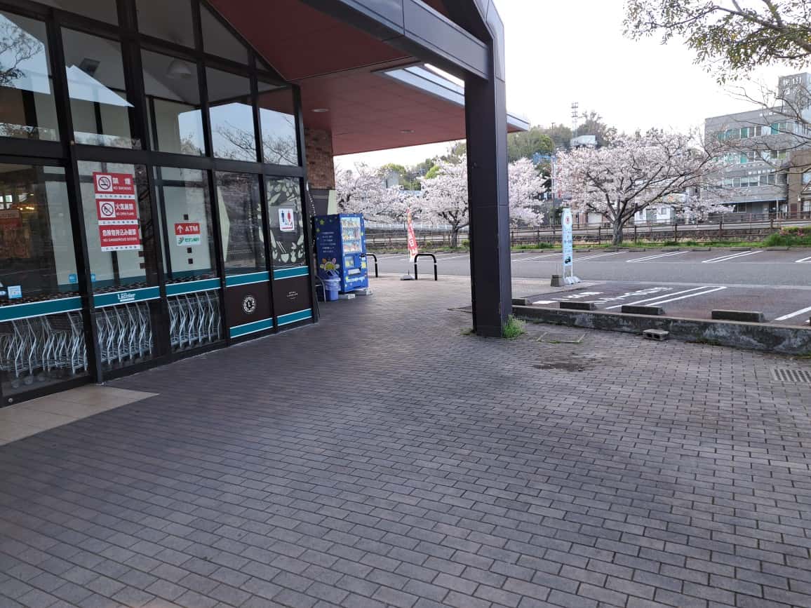 西側の南寄り(タクシー乗場前) 物販やキッチンカー出店に最適なスーパー屋外催事イベントスペース