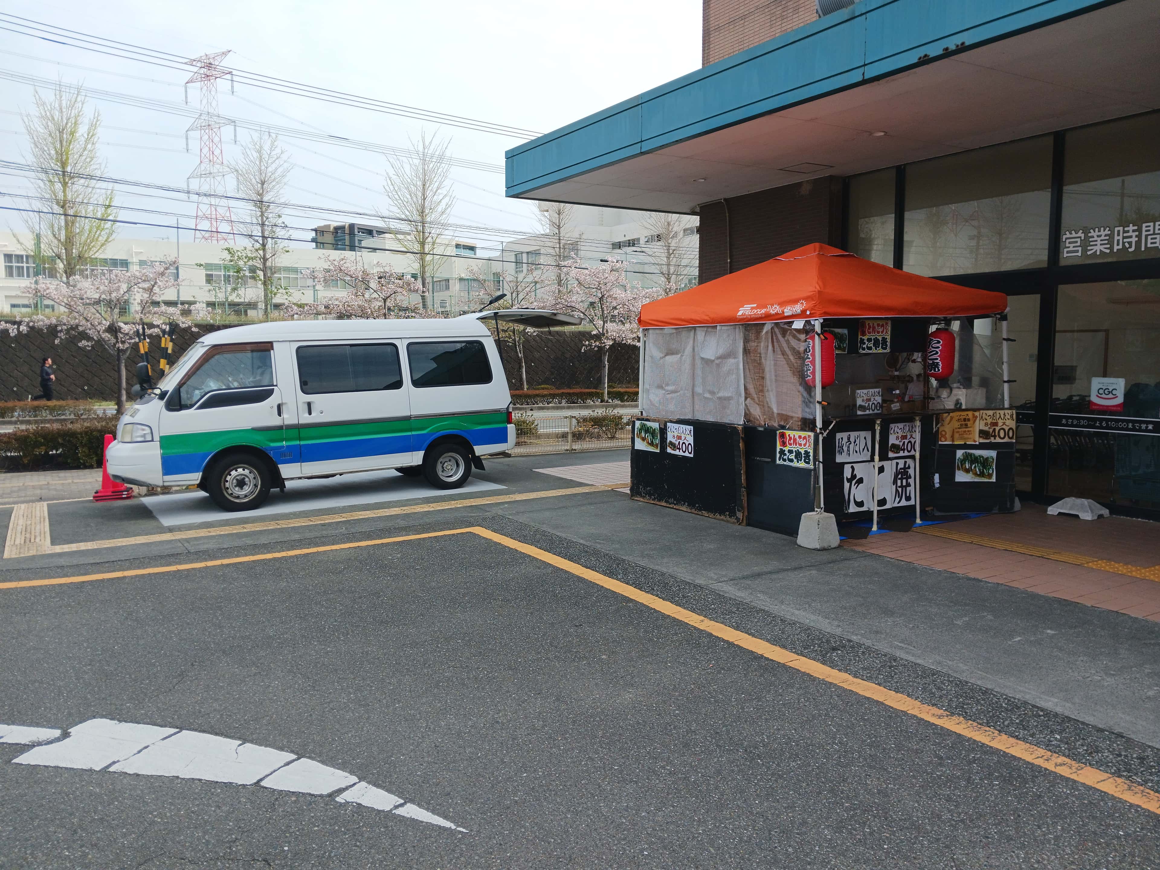C 正面玄関外側 物販やキッチンカー出店に最適なスーパー屋外催事イベントスペース