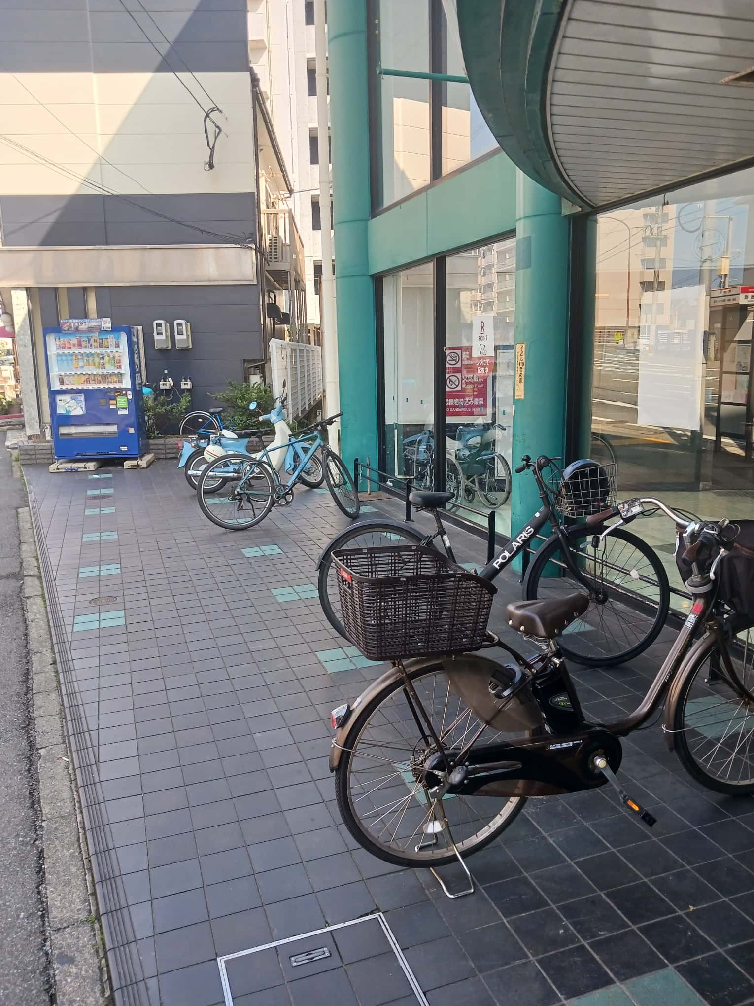 玄関 横 販促プロモーションや物販に最適なスーパー屋外催事イベントスペース