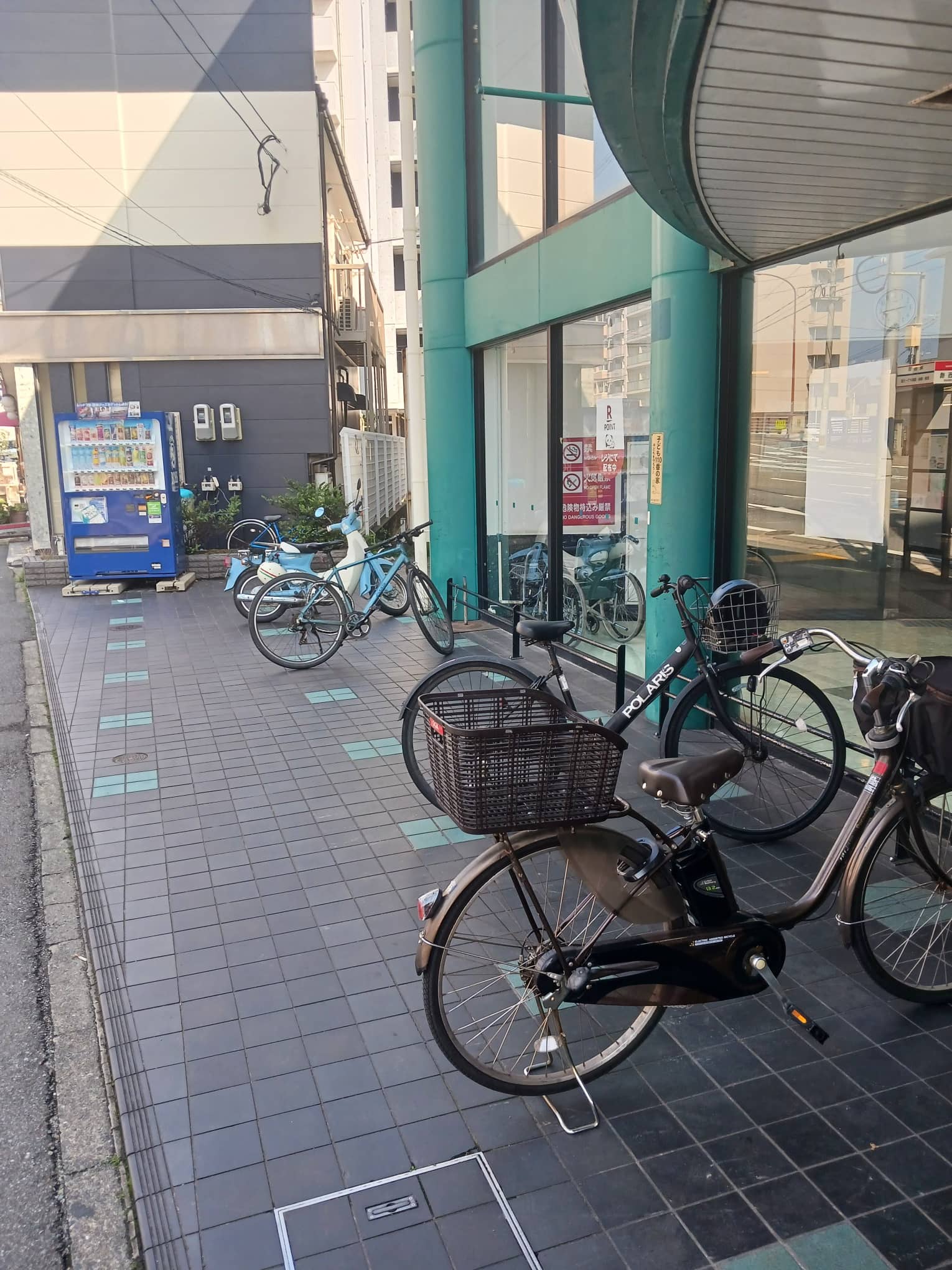玄関 横 販促プロモーションや物販に最適なスーパー屋外催事イベントスペース