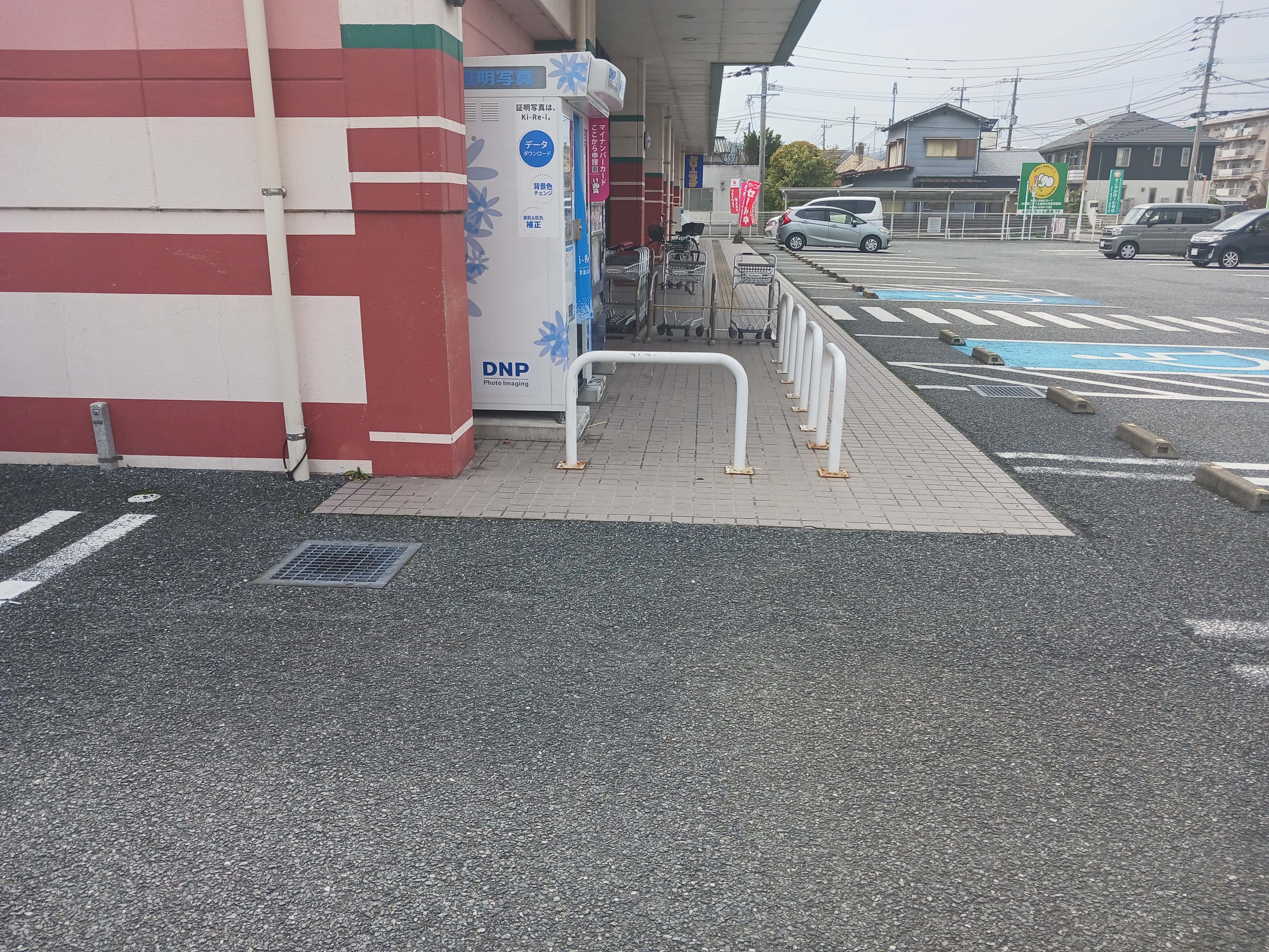 駐車場スペース(店内入口横) 販促プロモーションやキッチンカー出店に最適なスーパー屋外催事イベントスペース