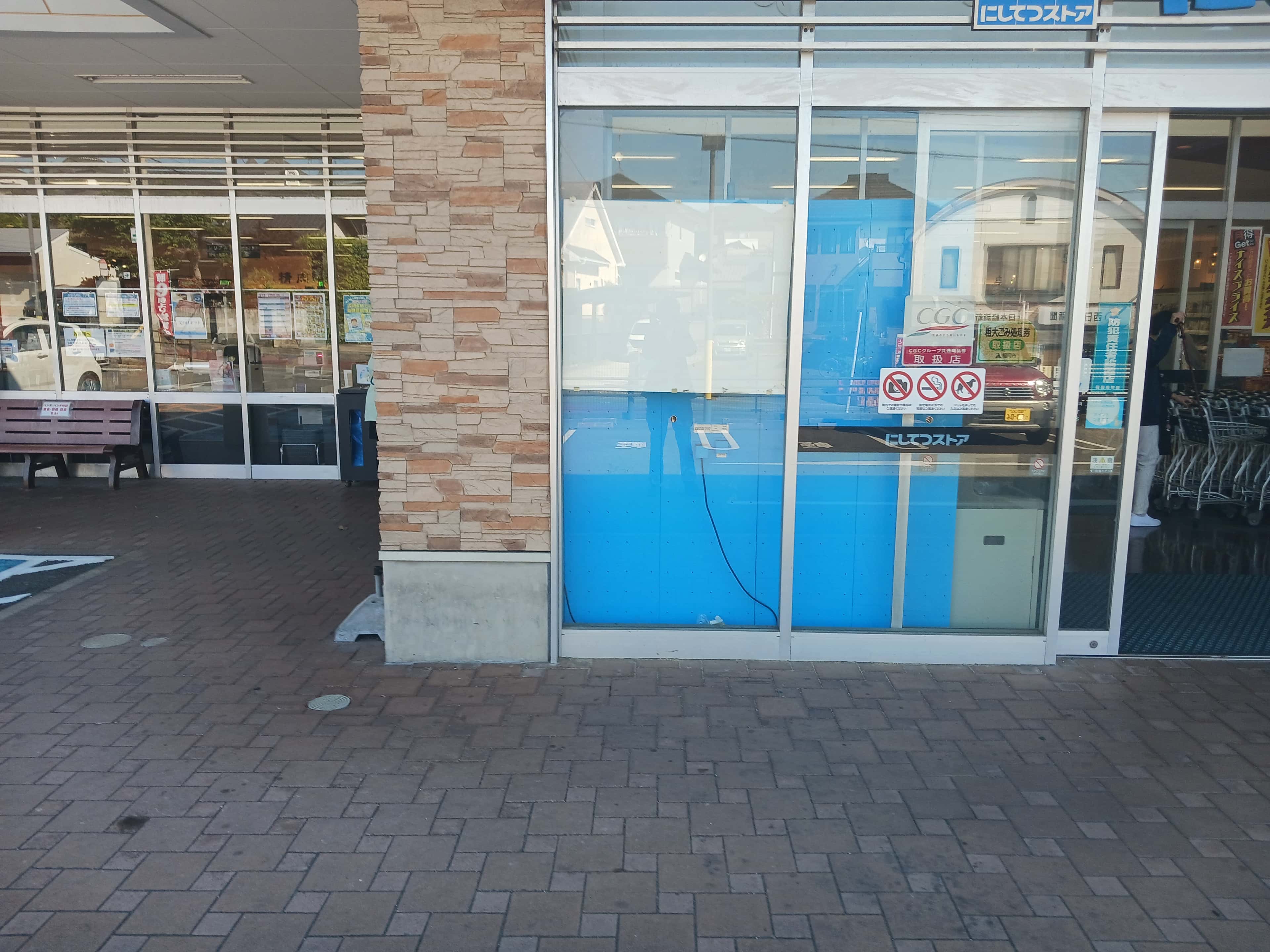 店舗入り口付近 販促プロモーションや物販に最適なスーパー屋外催事イベントスペース