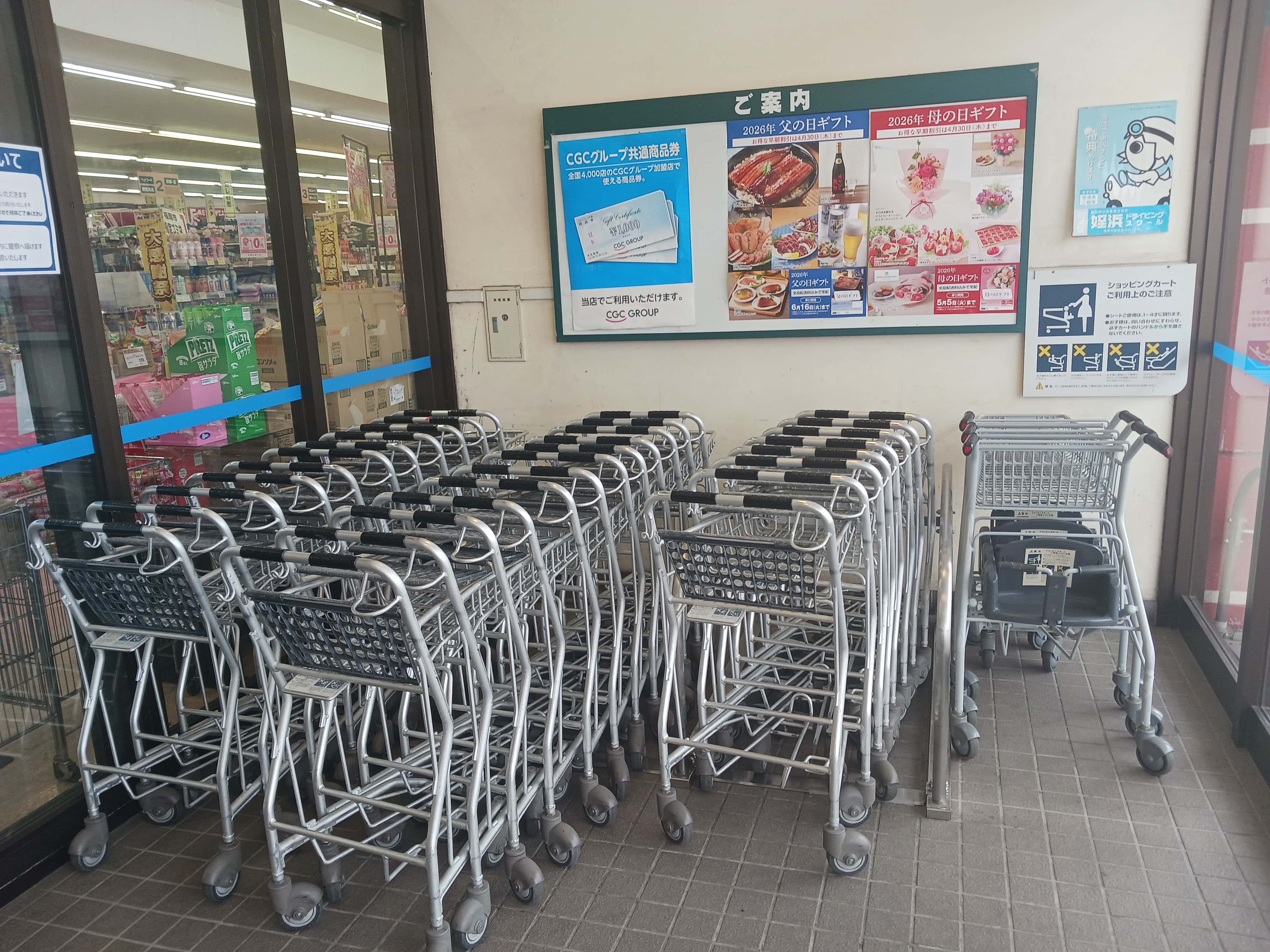 正面入り口風除室 販促プロモーションや物販に最適なスーパー店内催事イベントスペース