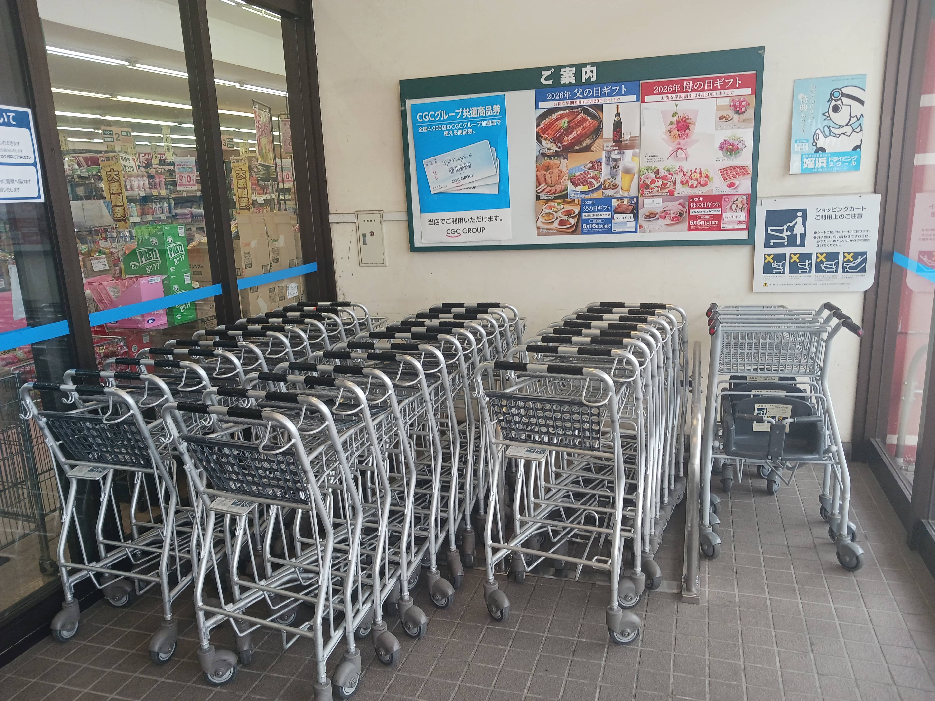 正面入り口風除室 販促プロモーションや物販に最適なスーパー店内催事イベントスペース