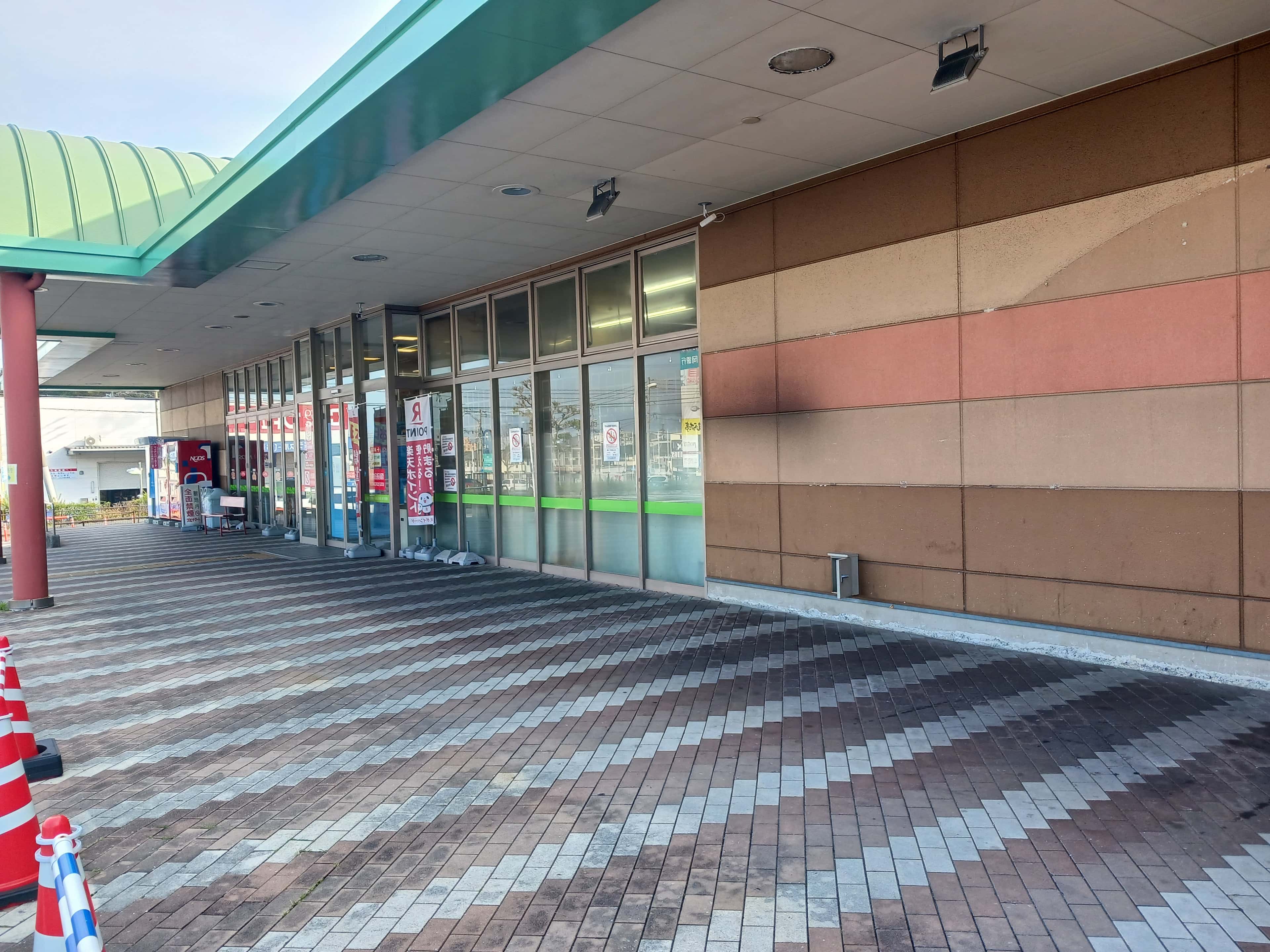 店舗軒下(パン屋側入口横) 販促プロモーションや物販に最適なスーパー屋外催事イベントスペース