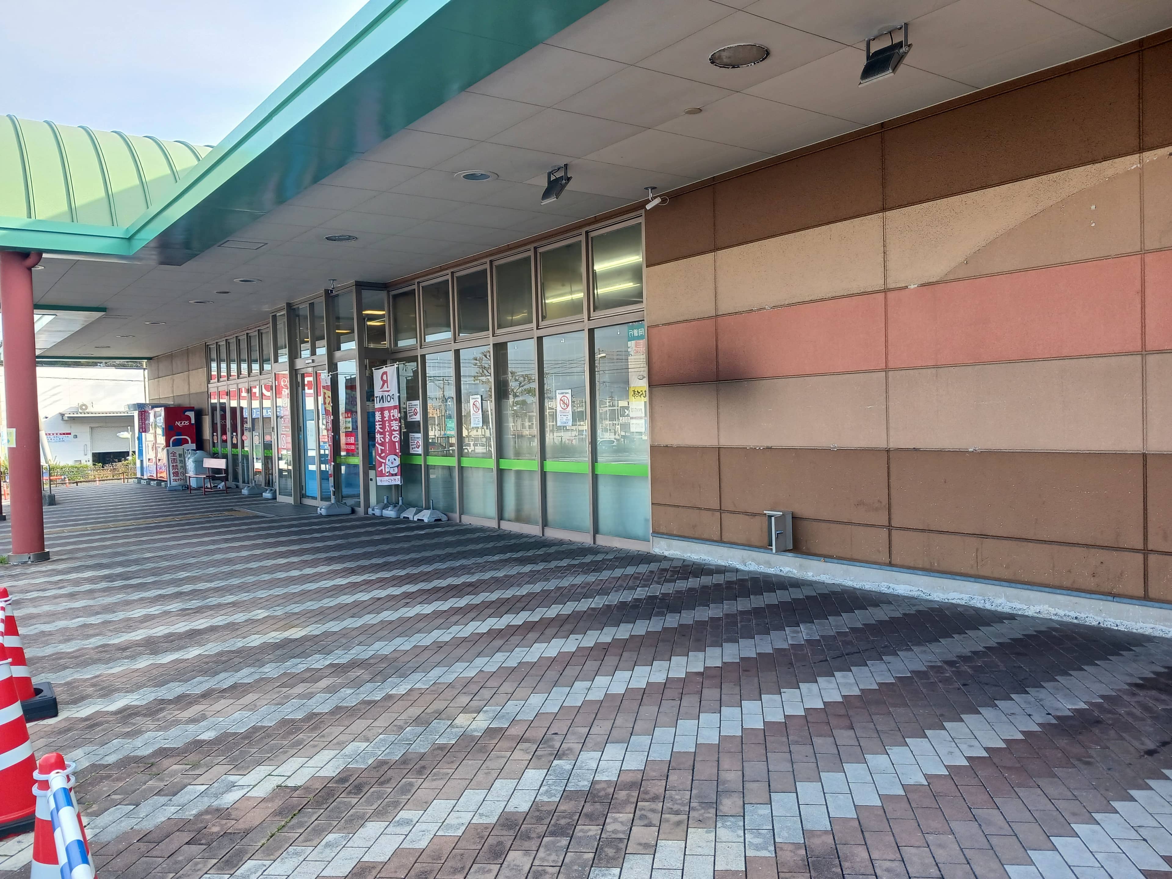 店舗軒下(パン屋側入口横) 販促プロモーションや物販に最適なスーパー屋外催事イベントスペース