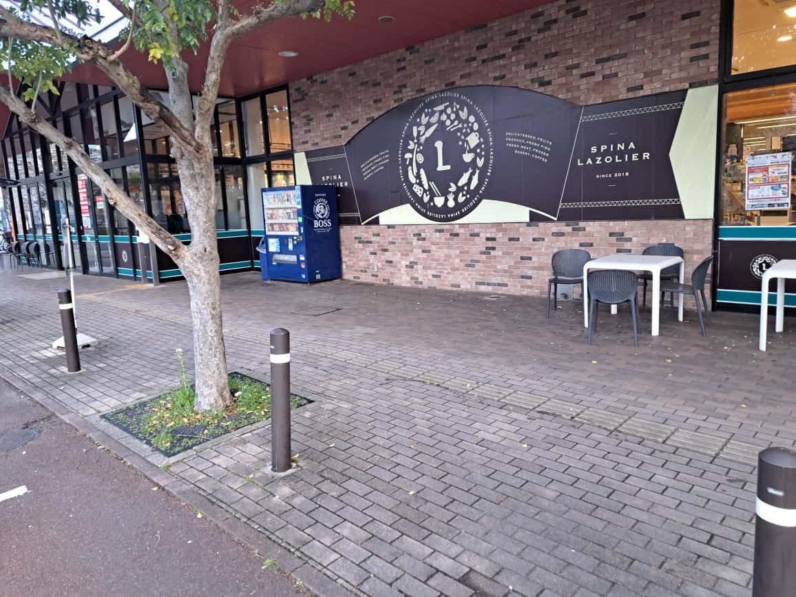 イートイン前(店の南側) 販促プロモーションや物販に最適なスーパー屋外催事イベントスペース