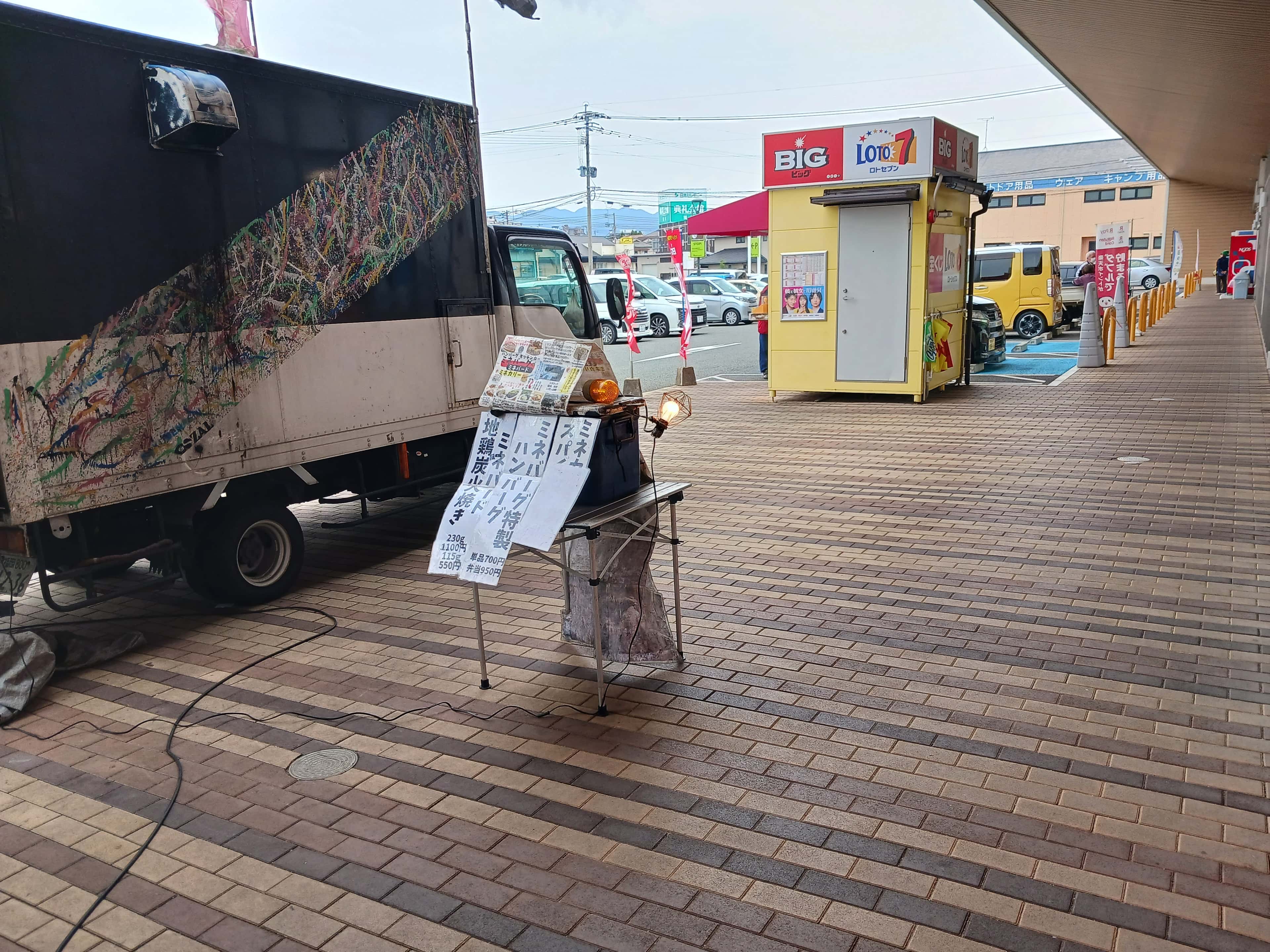 正面入り口軒下 販促プロモーションや物販に最適なスーパー屋外催事イベントスペース