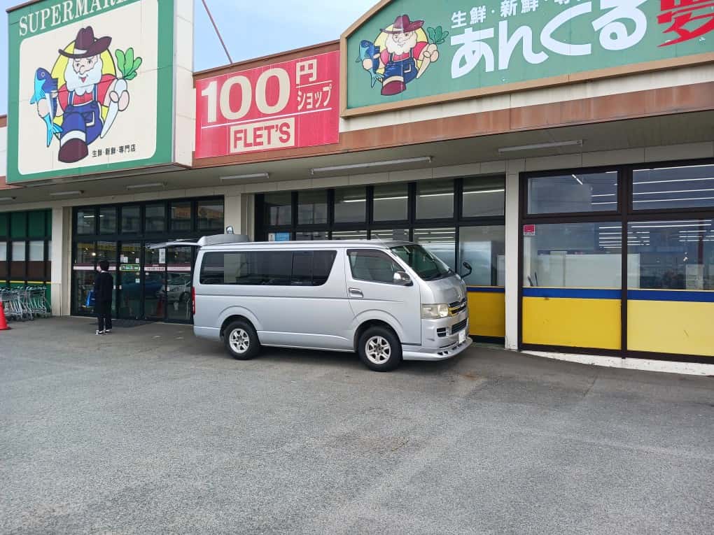 お客様出口付近 販促プロモーションや物販に最適なスーパー屋外催事イベントスペース