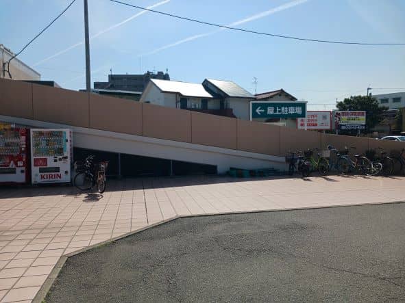 スロープ横 販促プロモーションや物販に最適なスーパー屋外催事イベントスペース