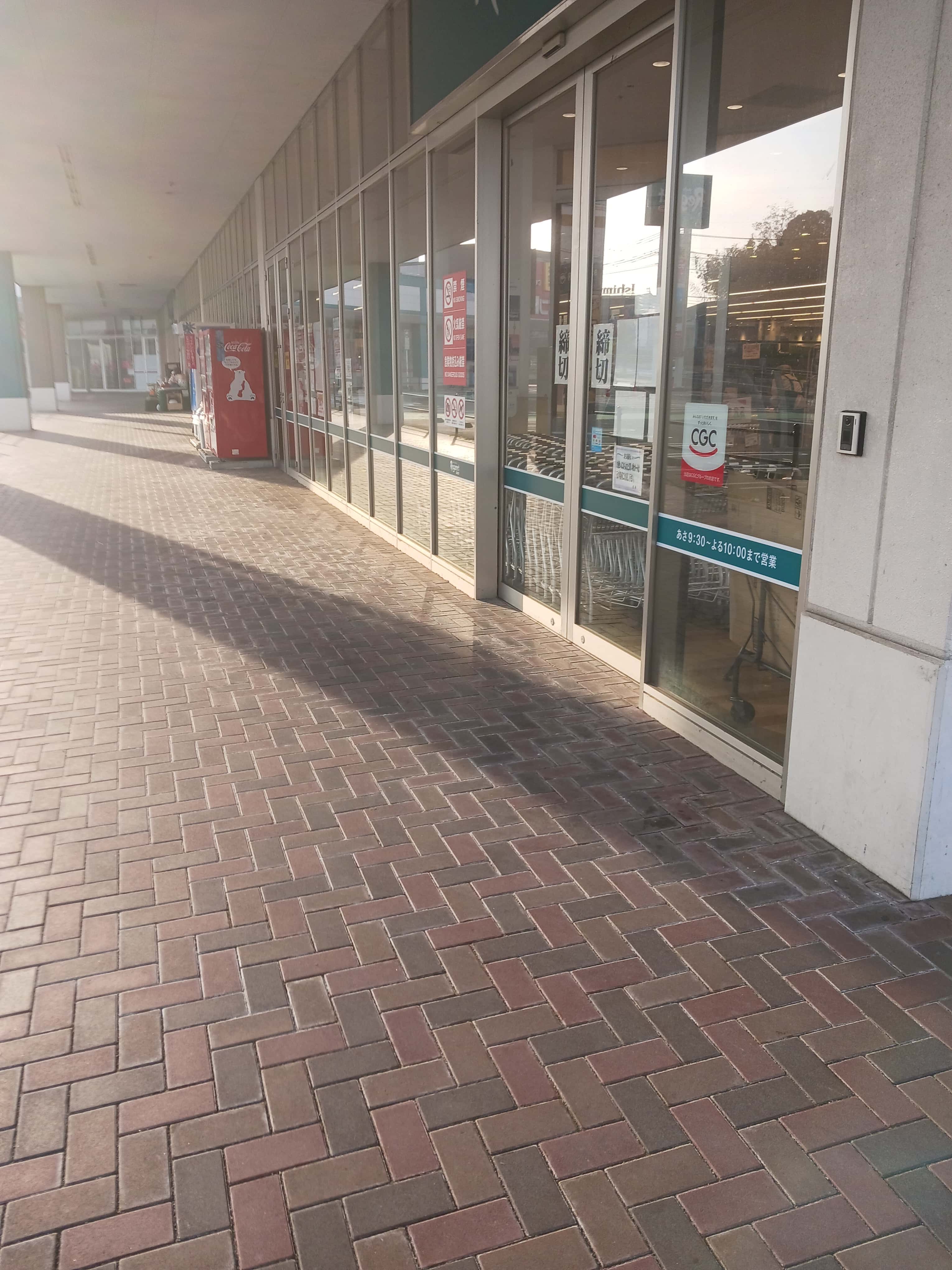 パン屋側(宝くじ側)入口前 販促プロモーションや物販に最適なスーパー屋外催事イベントスペース