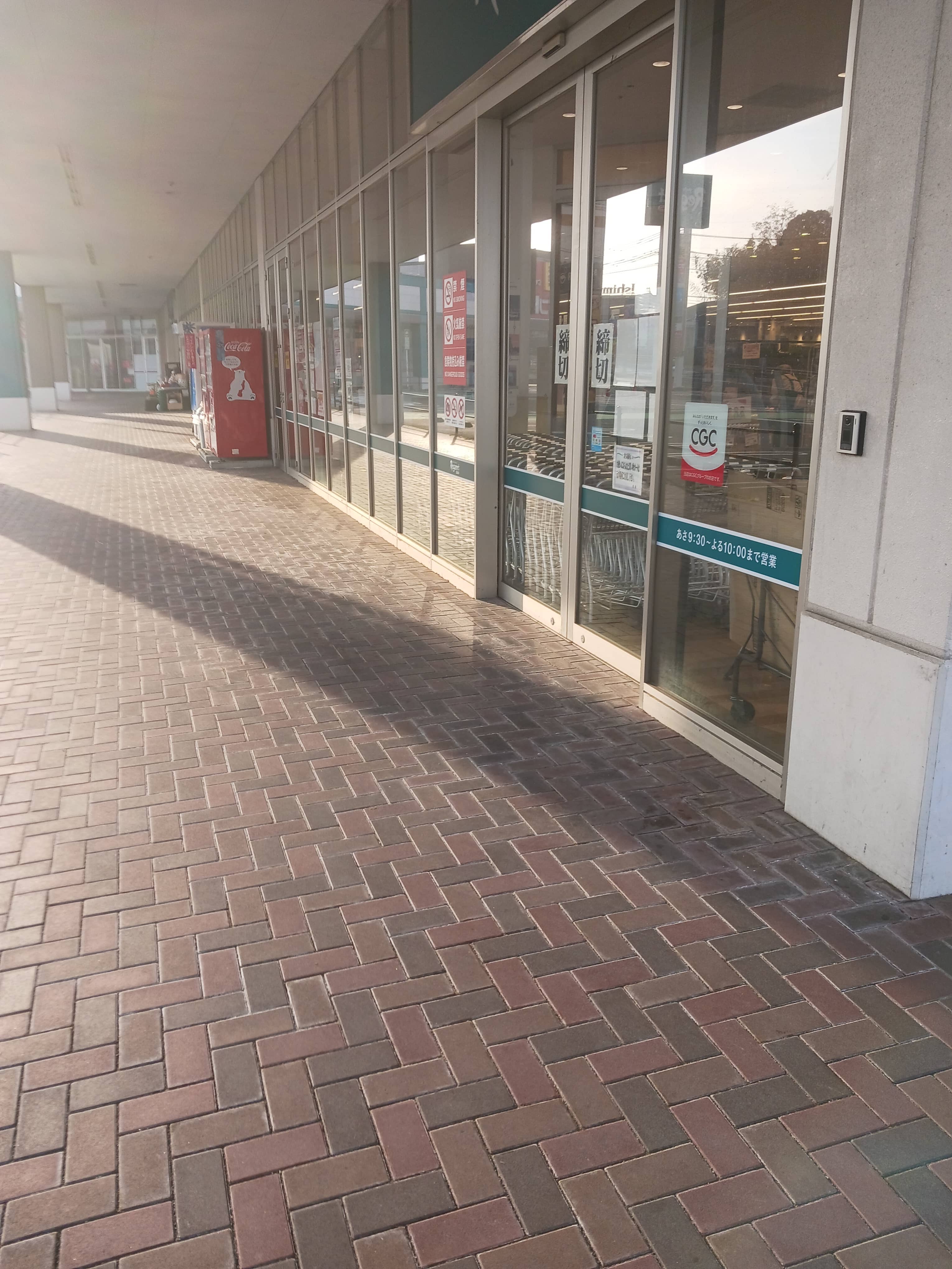 パン屋側(宝くじ側)入口前 販促プロモーションや物販に最適なスーパー屋外催事イベントスペース