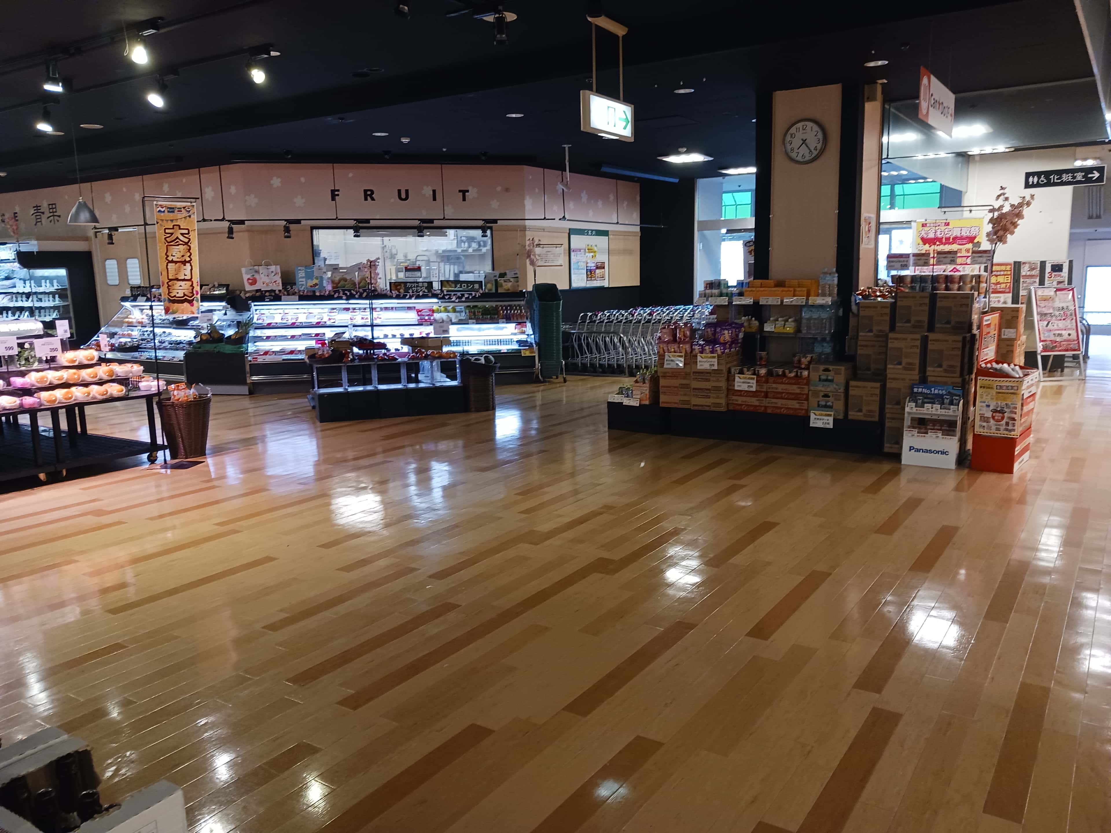 正面レジ横 販促プロモーションや物販に最適なスーパー店内催事イベントスペース