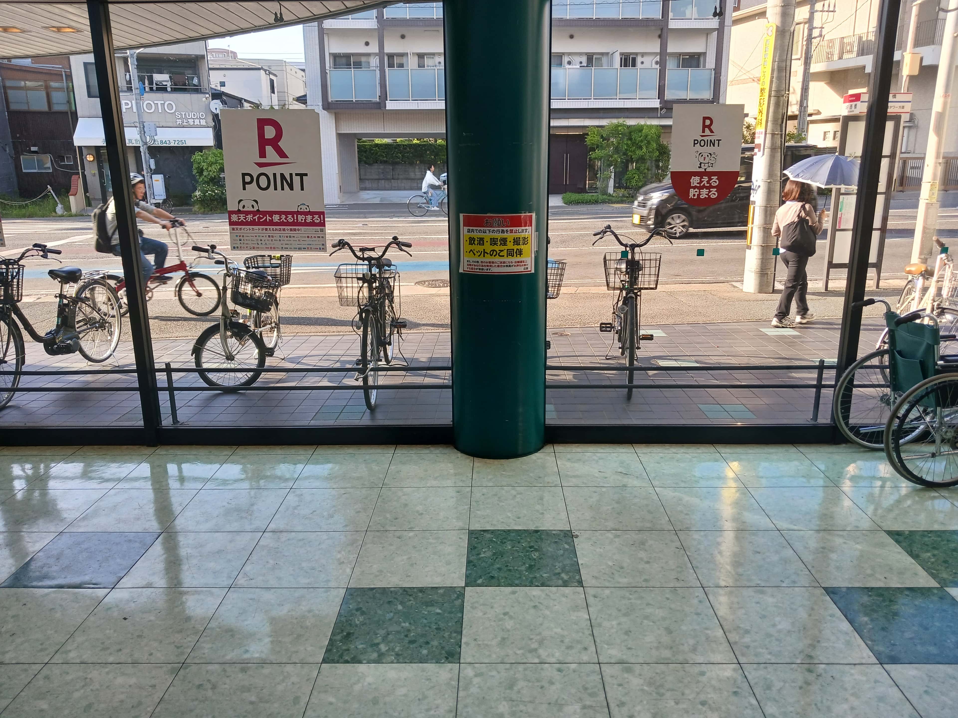 エレベーターの横 販促プロモーションや物販に最適なスーパー店内催事イベントスペース