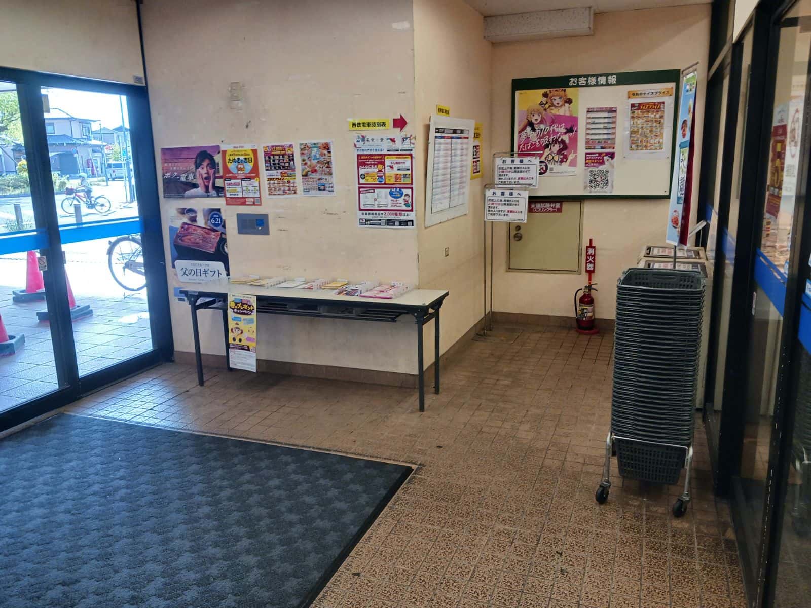 西側入り口風除室 販促プロモーションや物販に最適なスーパー店内催事イベントスペース